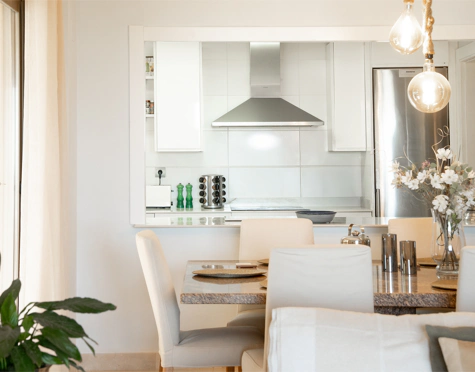 ELEGANT THREE-BEDROOM GROUND-FLOOR APARTMENT IN BENAHAVÍS
