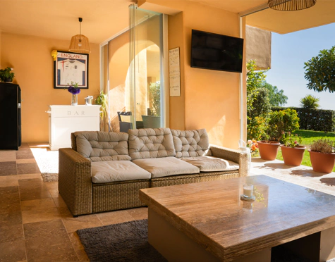 ELEGANT THREE-BEDROOM GROUND-FLOOR APARTMENT IN BENAHAVÍS