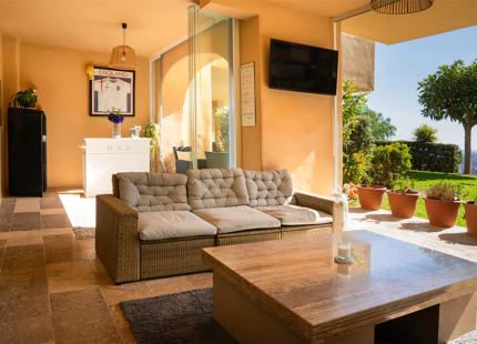 ELEGANT THREE-BEDROOM GROUND-FLOOR APARTMENT IN BENAHAVÍS
