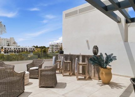 LUXURY THREE-BEDROOM DUPLEX PENTHOUSE WITH SEA VIEWS IN ESTEPONA