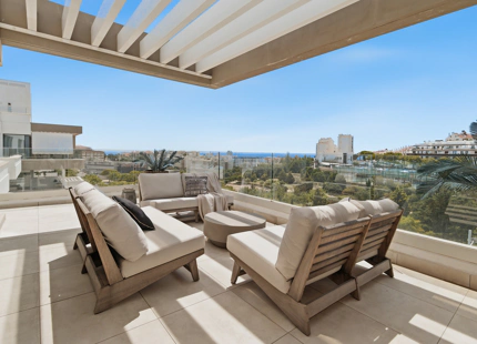 LUXURY THREE-BEDROOM DUPLEX PENTHOUSE WITH SEA VIEWS IN ESTEPONA