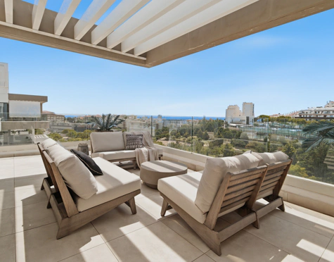 LUXURY THREE-BEDROOM DUPLEX PENTHOUSE WITH SEA VIEWS IN ESTEPONA