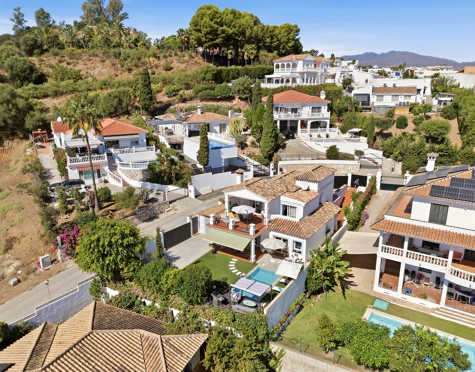 SOUTH-FACING FAMILY VILLA WITH PRIVATE POOL IN MIJAS COSTA