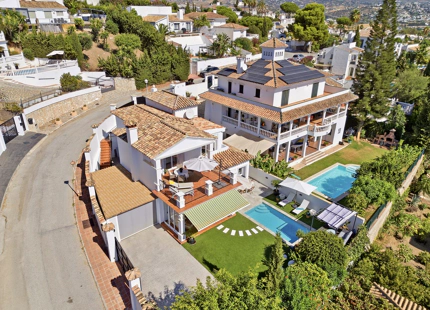 SOUTH-FACING FAMILY VILLA WITH PRIVATE POOL IN MIJAS COSTA