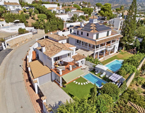 SOUTH-FACING FAMILY VILLA WITH PRIVATE POOL IN MIJAS COSTA