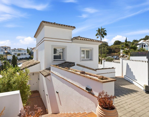 SOUTH-FACING FAMILY VILLA WITH PRIVATE POOL IN MIJAS COSTA