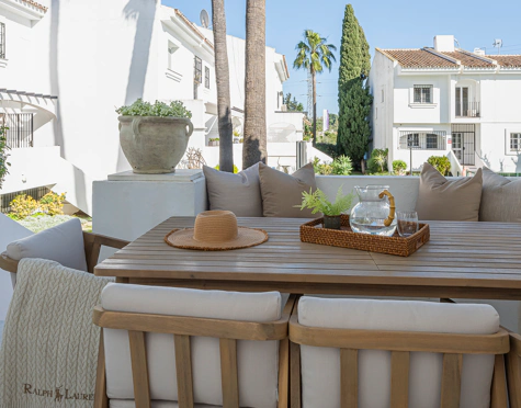 ELEGANT FOUR-BEDROOM TOWNHOUSE IN NUEVA ANDALUCÍA