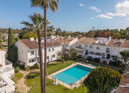 ELEGANT FOUR-BEDROOM TOWNHOUSE IN NUEVA ANDALUCÍA