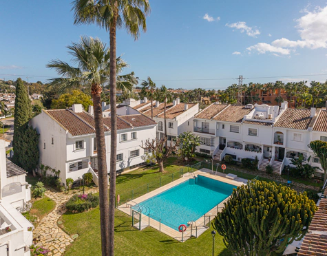 ELEGANT FOUR-BEDROOM TOWNHOUSE IN NUEVA ANDALUCÍA