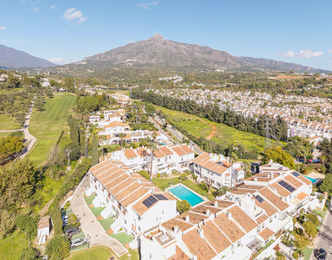 ELEGANT FOUR-BEDROOM TOWNHOUSE IN NUEVA ANDALUCÍA