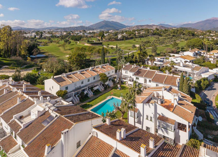 ELEGANT FOUR-BEDROOM TOWNHOUSE IN NUEVA ANDALUCÍA