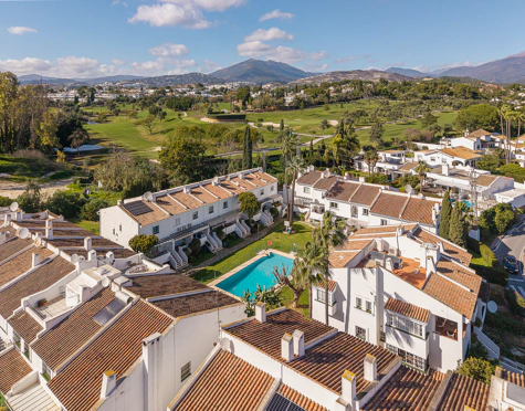 ELEGANT FOUR-BEDROOM TOWNHOUSE IN NUEVA ANDALUCÍA