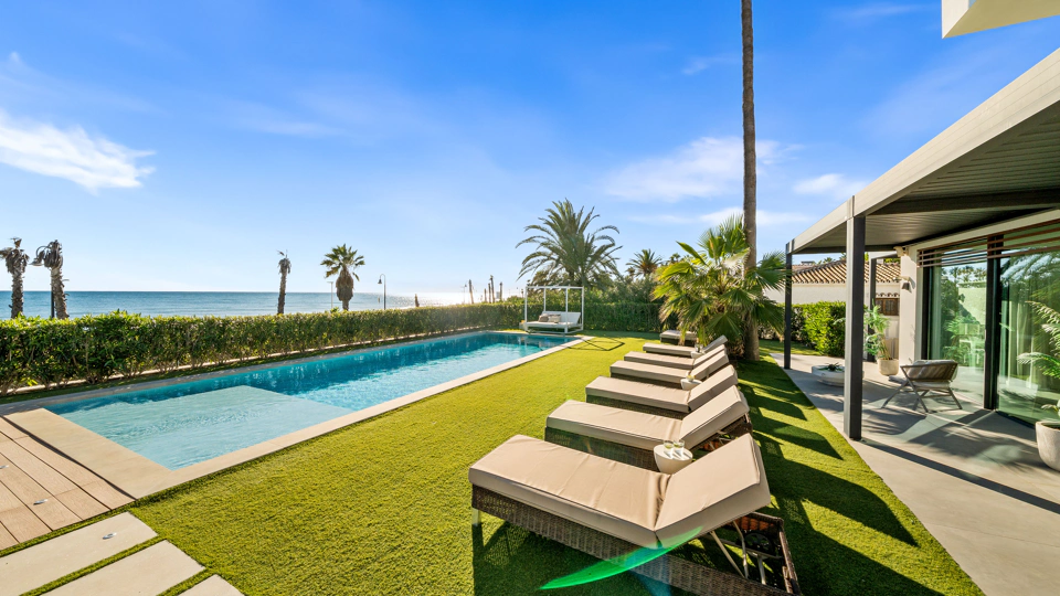 Villa for sale in New Golden Mile, Estepona East