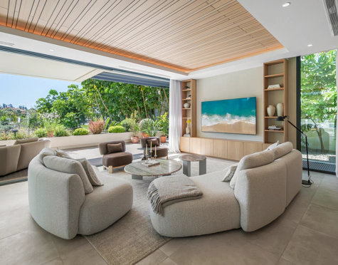 STUNNING FOUR-BEDROOM VILLA ON THE NEW GOLDEN MILE