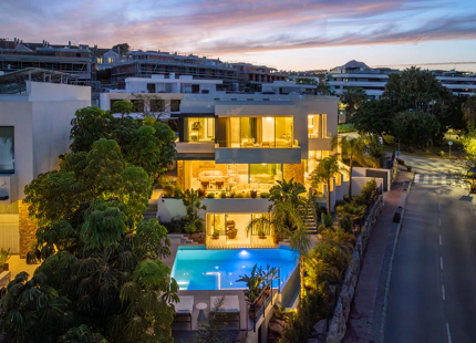 STUNNING FOUR-BEDROOM VILLA ON THE NEW GOLDEN MILE