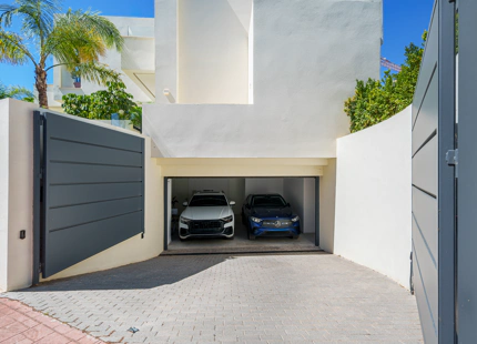 STUNNING FOUR-BEDROOM VILLA ON THE NEW GOLDEN MILE