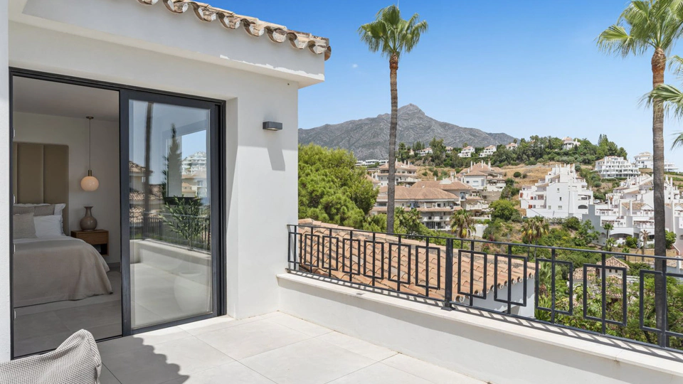 Villa for sale in La Cerquilla, Nueva Andalucia