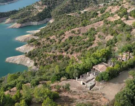 EXCEPTIONAL LAKESIDE VILLA RENOVATION OPPORTUNITY IN ISTÁN