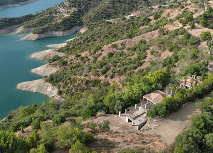 EXCEPTIONAL LAKESIDE VILLA RENOVATION OPPORTUNITY IN ISTÁN