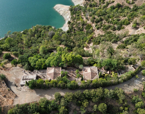EXCEPTIONAL LAKESIDE VILLA RENOVATION OPPORTUNITY IN ISTÁN