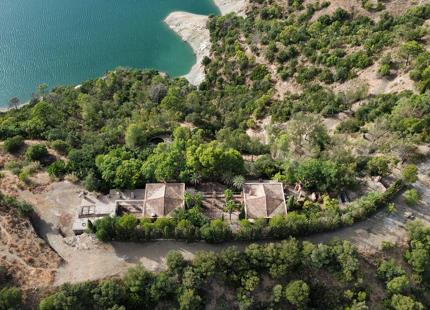 EXCEPTIONAL LAKESIDE VILLA RENOVATION OPPORTUNITY IN ISTÁN