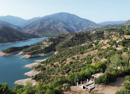 EXCEPTIONAL LAKESIDE VILLA RENOVATION OPPORTUNITY IN ISTÁN