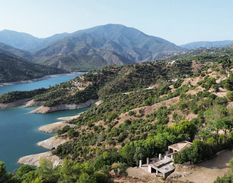 EXCEPTIONAL LAKESIDE VILLA RENOVATION OPPORTUNITY IN ISTÁN