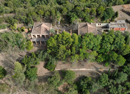 EXCEPTIONAL LAKESIDE VILLA RENOVATION OPPORTUNITY IN ISTÁN