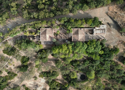 EXCEPTIONAL LAKESIDE VILLA RENOVATION OPPORTUNITY IN ISTÁN