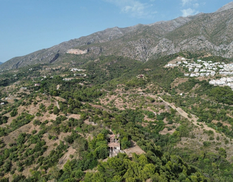 EXCEPTIONAL LAKESIDE VILLA RENOVATION OPPORTUNITY IN ISTÁN