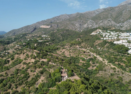 EXCEPTIONAL LAKESIDE VILLA RENOVATION OPPORTUNITY IN ISTÁN