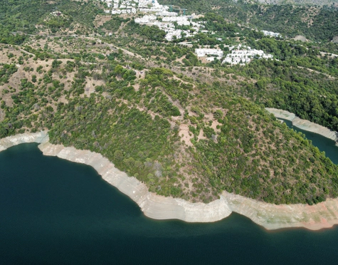 EXCEPTIONAL LAKESIDE VILLA RENOVATION OPPORTUNITY IN ISTÁN