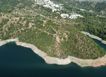 EXCEPTIONAL LAKESIDE VILLA RENOVATION OPPORTUNITY IN ISTÁN