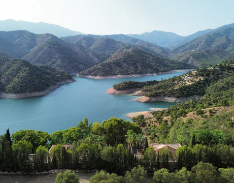 EXCEPTIONAL LAKESIDE VILLA RENOVATION OPPORTUNITY IN ISTÁN