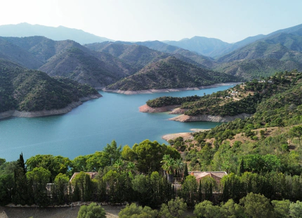 EXCEPTIONAL LAKESIDE VILLA RENOVATION OPPORTUNITY IN ISTÁN