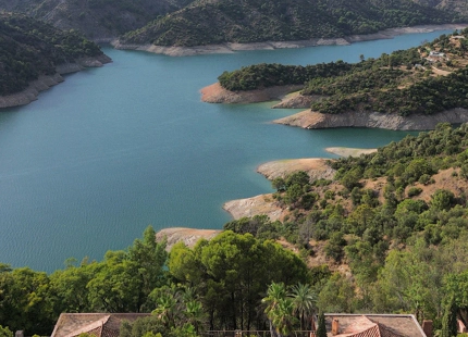 EXCEPTIONAL LAKESIDE VILLA RENOVATION OPPORTUNITY IN ISTÁN