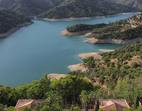 EXCEPTIONAL LAKESIDE VILLA RENOVATION OPPORTUNITY IN ISTÁN