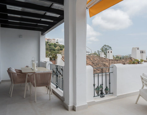 ELEGANT APARTMENT WITH PANORAMIC SEA VIEWS IN BENAHAVÍS