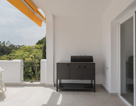 ELEGANT APARTMENT WITH PANORAMIC SEA VIEWS IN BENAHAVÍS