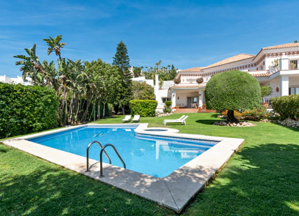 CHARMING ANDALUSIAN VILLA WITH SEA VIEWS IN EL PARAÍSO ALTO, BENAHAVÍS