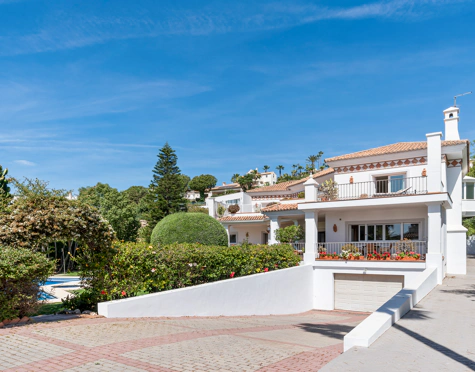 CHARMING ANDALUSIAN VILLA WITH SEA VIEWS IN EL PARAÍSO ALTO, BENAHAVÍS