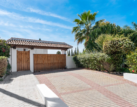 CHARMING ANDALUSIAN VILLA WITH SEA VIEWS IN EL PARAÍSO ALTO, BENAHAVÍS