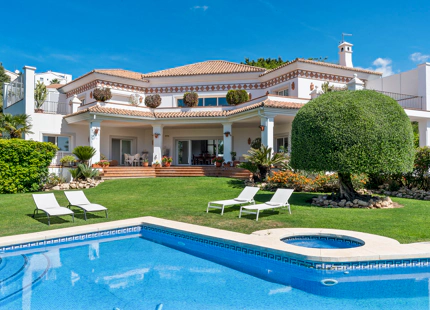 CHARMING ANDALUSIAN VILLA WITH SEA VIEWS IN EL PARAÍSO ALTO, BENAHAVÍS