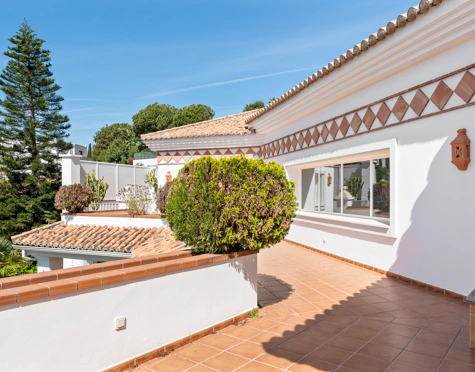 CHARMING ANDALUSIAN VILLA WITH SEA VIEWS IN EL PARAÍSO ALTO, BENAHAVÍS