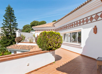 CHARMING ANDALUSIAN VILLA WITH SEA VIEWS IN EL PARAÍSO ALTO, BENAHAVÍS