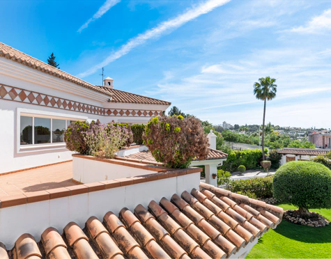 CHARMING ANDALUSIAN VILLA WITH SEA VIEWS IN EL PARAÍSO ALTO, BENAHAVÍS
