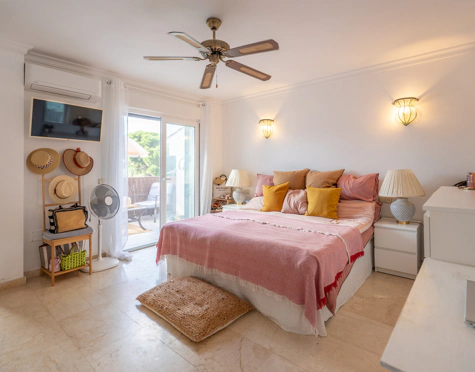 ELEGANT SOUTH-FACING 3-BEDROOM TOWNHOUSE IN ESTEPONA EAST