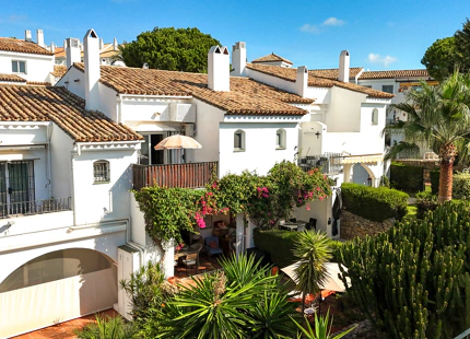 ELEGANT SOUTH-FACING 3-BEDROOM TOWNHOUSE IN ESTEPONA EAST