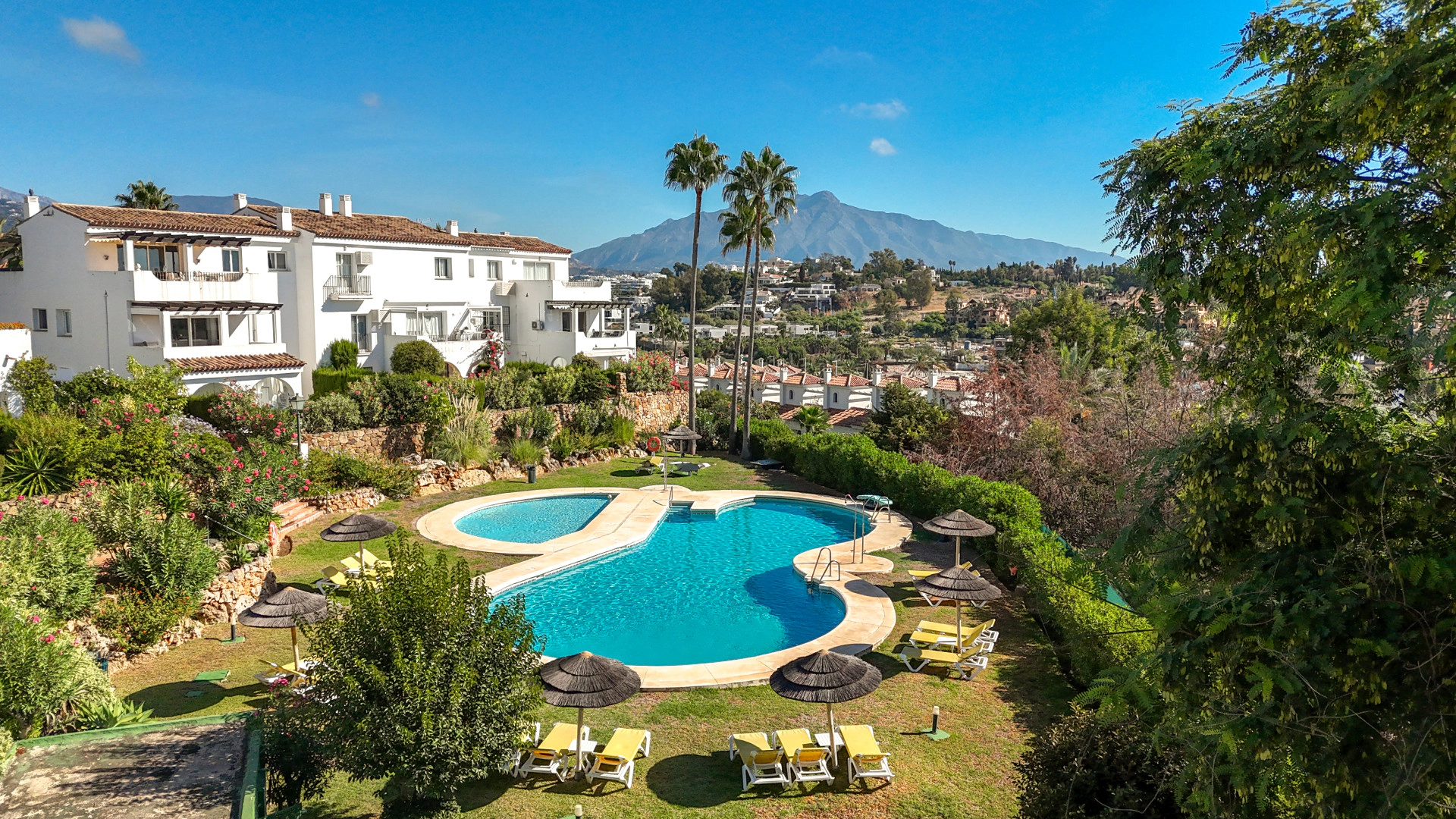 Town House for sale in El Paraiso, Estepona East