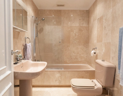 ELEGANT SOUTH-FACING 3-BEDROOM TOWNHOUSE IN ESTEPONA EAST